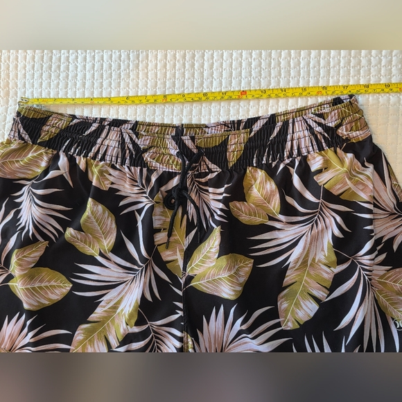Hurley Black Tropical Leaf Print Women's Shorts, Size 2XL - Picture 6 of 9